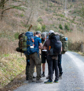 Deelnemers overleggen onderweg om richting te bepalen tijdens 2-daagse teamtraining Franse Ardennen