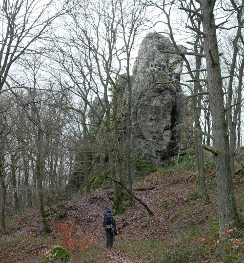 Deelnemers wandelen langs imposante rotsformatie tijdens MTA 3-daagse Eifel