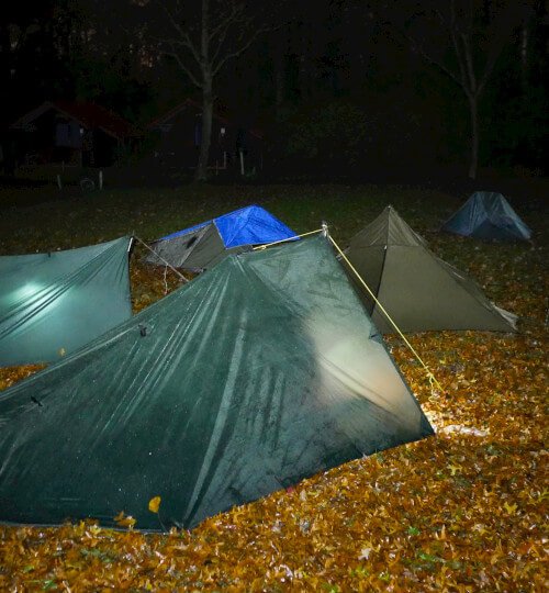 Kampfoto met tenten van deelnemers tijdens nacht van MTA 2-daagse Pieterpad